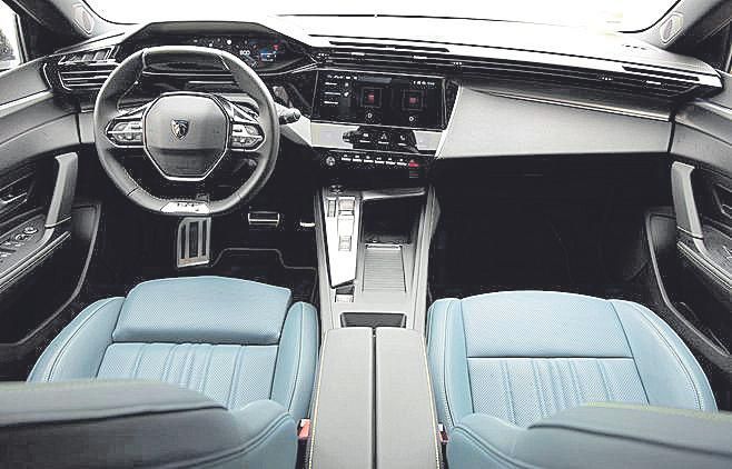 El i-Cockpit preside el puesto de mando del 308 SW. Su maletero cuenta con un volumen de carga de 608 litros que se queda en 548 litros en l os modelos híbridos.