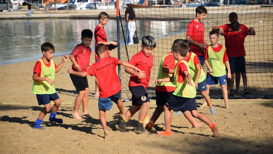 160 niños participan en un torneo de fútbol playa por el centenario de la S.D. Portmany