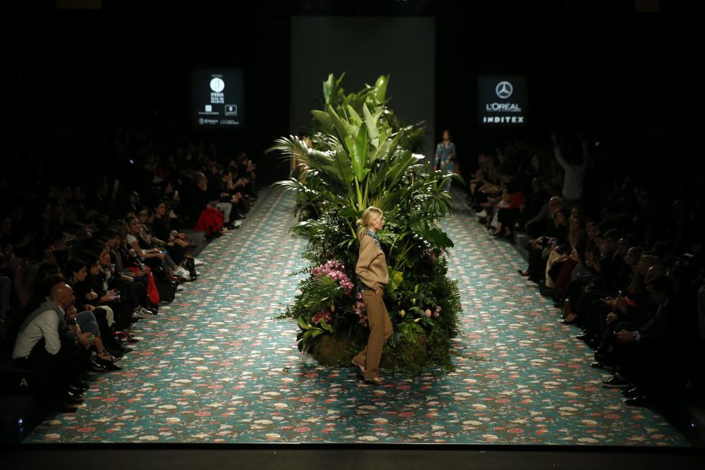 Una de las modelos presenta las propuestas de Jorge Vázquez en la Madrid Fashion Week