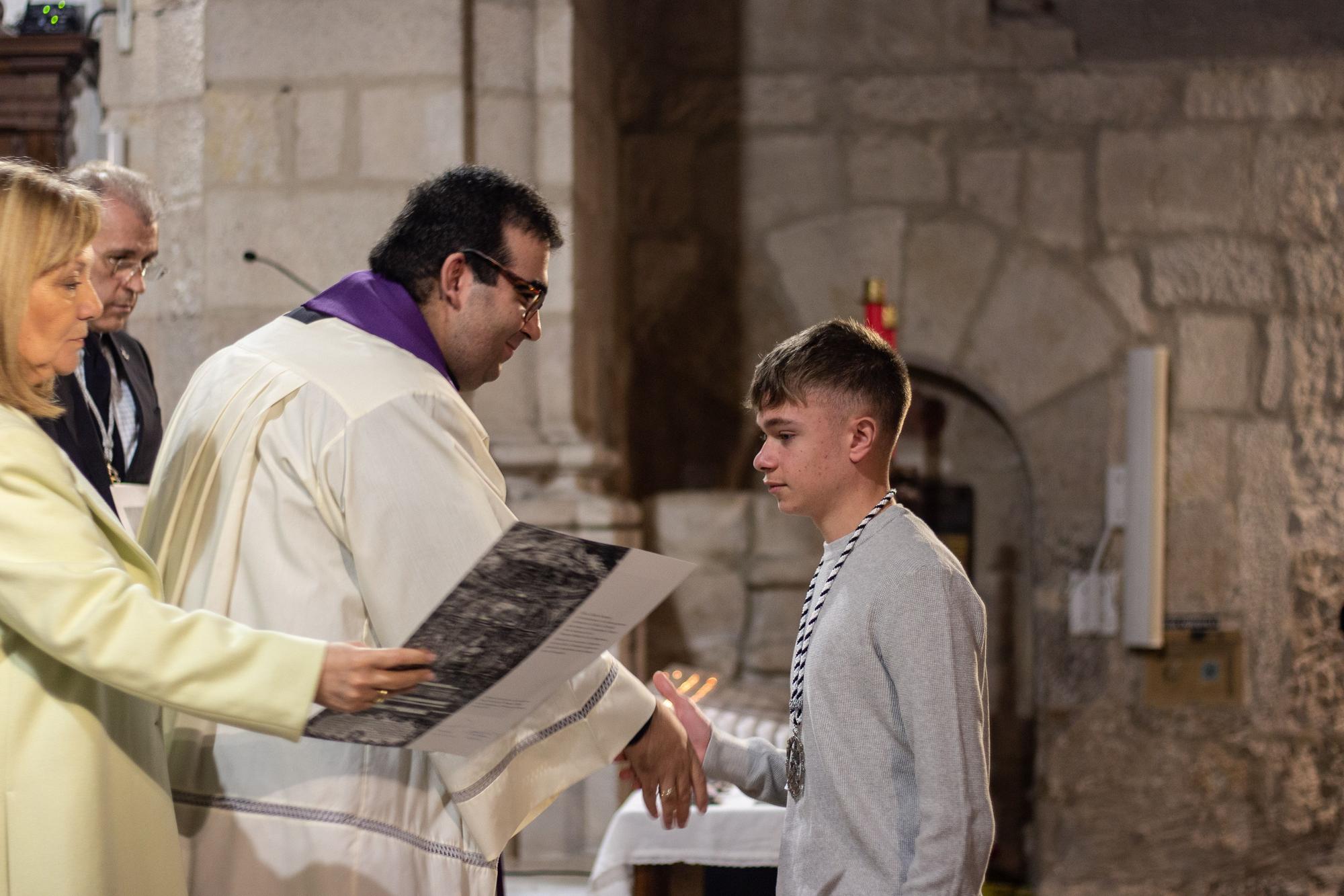 La Cofradía de Nuestra Madre de las Angustias da la bienvenida a las nuevas incorporaciones.