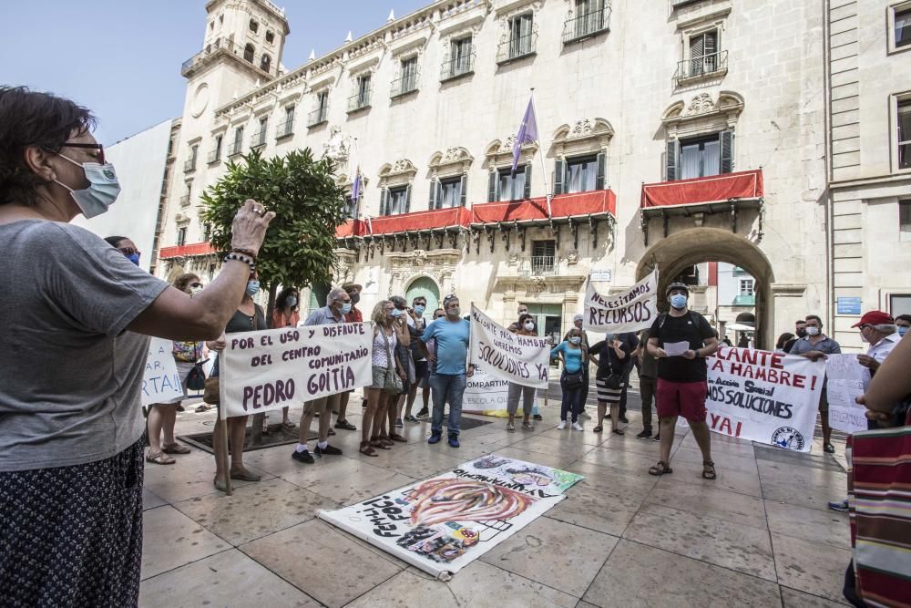 Vecinos de la Zona Norte piden la dimisión de Julia Lllopis.