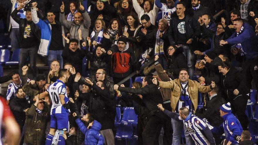 Andone celebra con la afición un gol ante el Atlético de Madrid