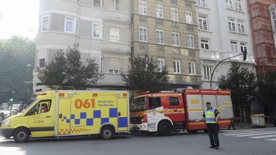 La ambulancia del 061 y un coche de Bomberos.