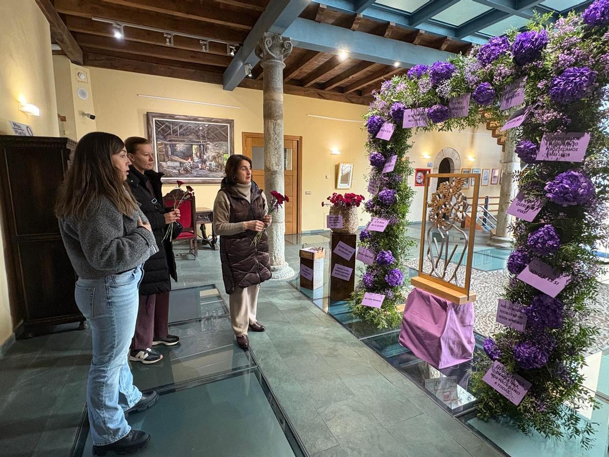 Participantes en el acto de sensibilización sobre el 25N en Cangas del Narcea, que se desarrollará durante toda la jornada.