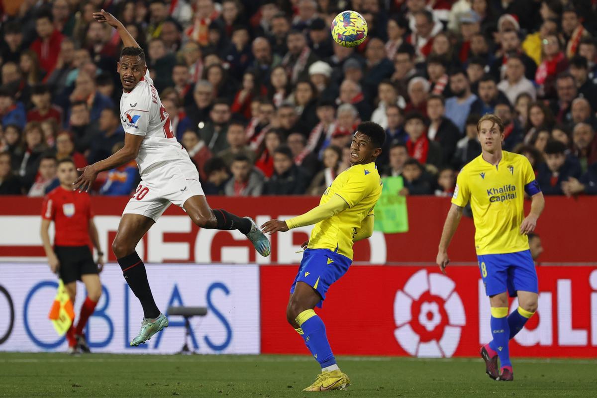 El centrocampista brasileño del Sevilla Fernando Reges (i) intenta un remate ante el delantero hondureño Anthony Choco Lozano, del Cádiz, durante el partido de la jornada 18 de LaLiga que estos dos equipos juegan hoy sábado en el estadio Sánchez Pizjuán. EFE/ Julio Muñoz