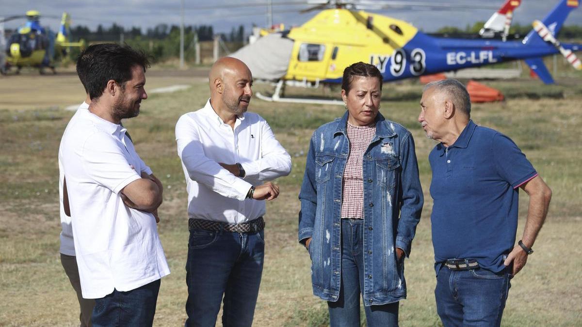 El secretario general de UGT, Pepe Álvarez, y el secretario general de UGT CyL, Óscar Lobo durante la visita a la ELIF y la base helitransportada de Villaralbo.