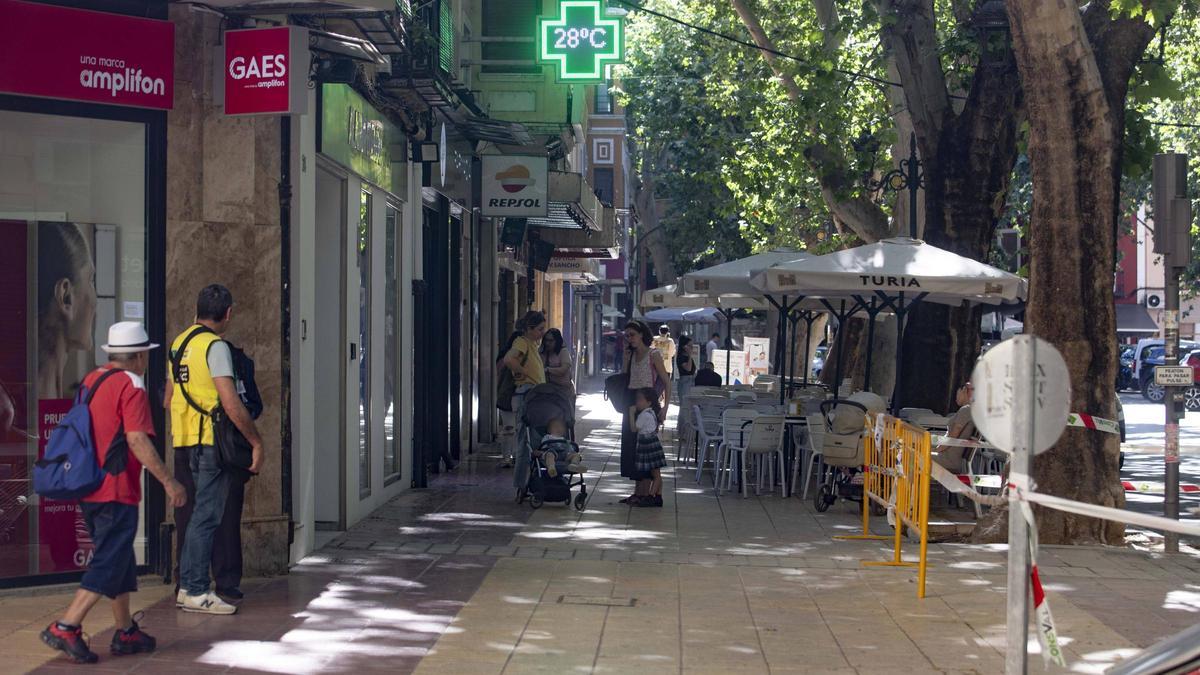 Uno de los termómetros de l'Albereda de Xàtiva marca 28 grados a la sombra, en una imagen captada durante la tarde de ayer.