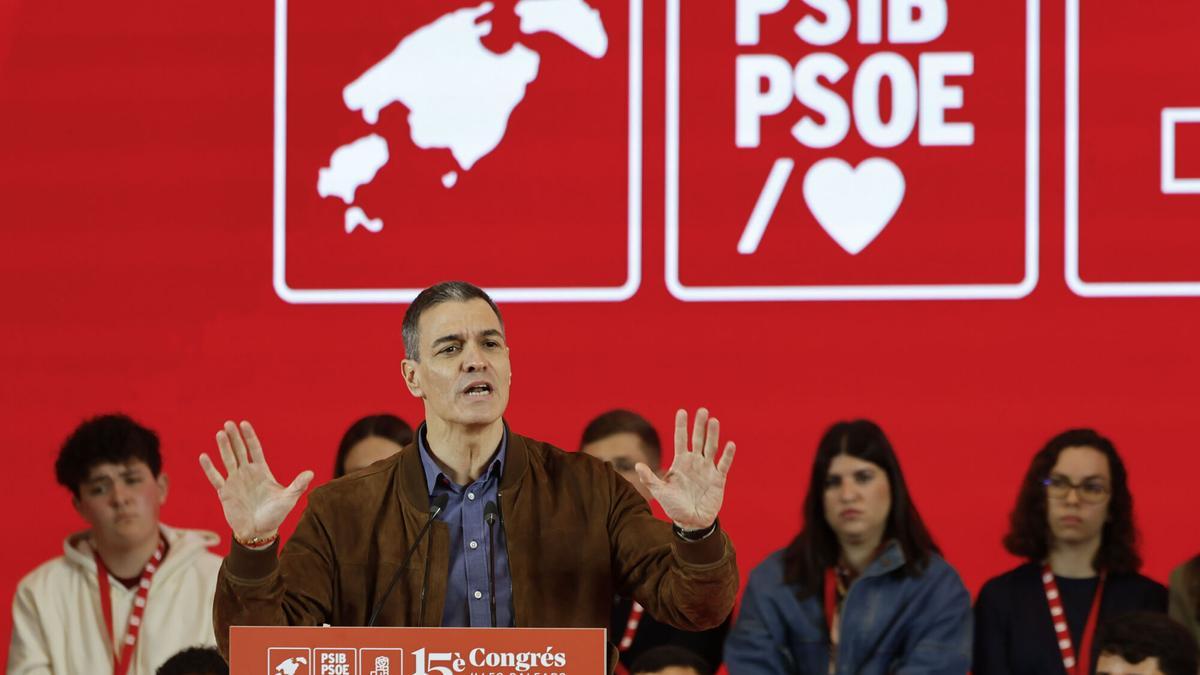 El líder del PSOE y presidente del Gobierno, Pedro Sánchez, interviene en la apertura del congreso del partido en Baleares, en el que será renovada como secretaria general regional la presidenta del Congreso, Francina Armengol (i), este sábado en Palma de Mallorca. EFE/ Cati Cladera