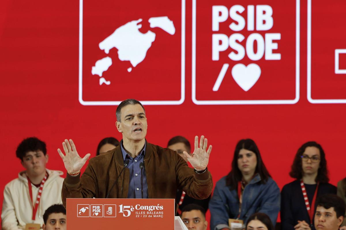 El líder del PSOE y presidente del Gobierno, Pedro Sánchez, interviene en la apertura del congreso del partido en Baleares, en el que será renovada como secretaria general regional la presidenta del Congreso, Francina Armengol (i), este sábado en Palma de Mallorca. EFE/ Cati Cladera