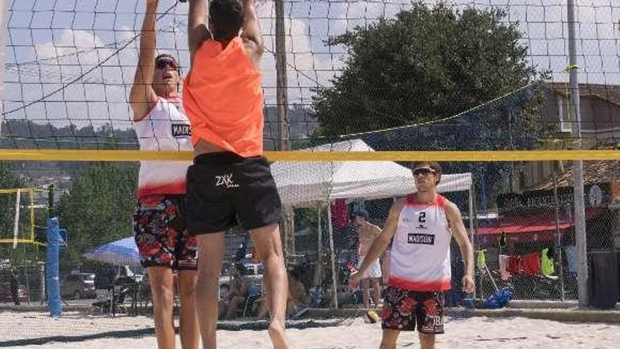 Un lance del partido de Voley Playa en Oira. // Enzo Sarmiento