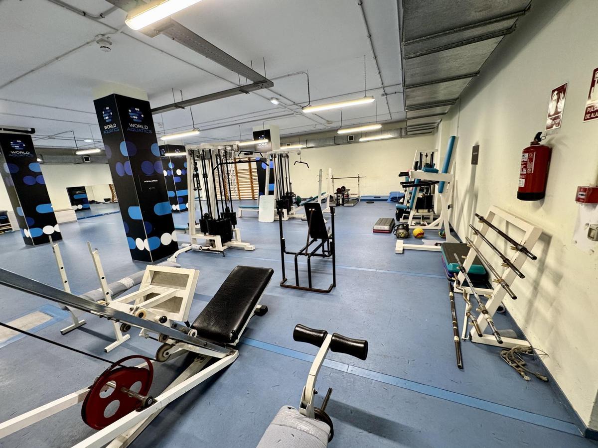 Sala con diferentes aparatos para entrenar
