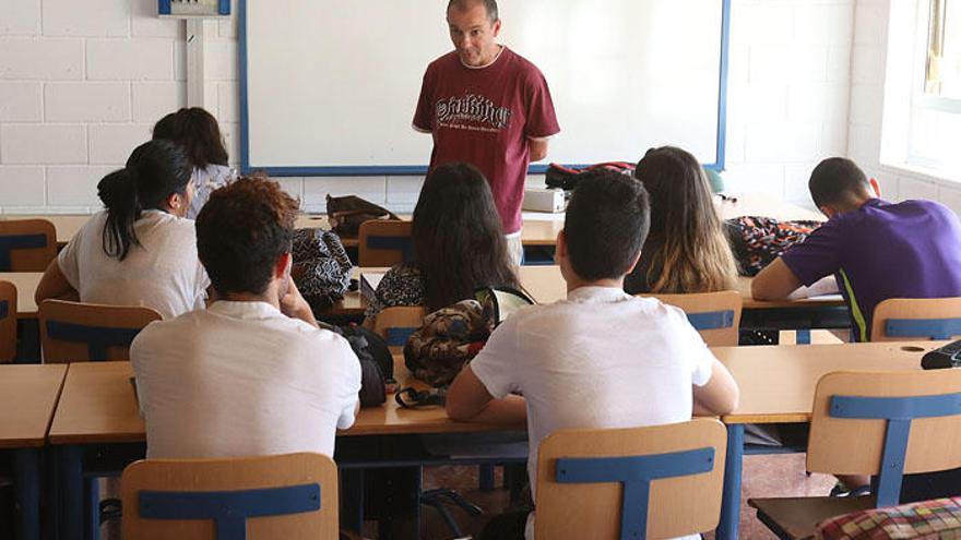 Alumnos del IES Ibn Gabirol, en la capital, repasan dudas en clase antes de los exámenes de Selectividad del pasado mes de junio.