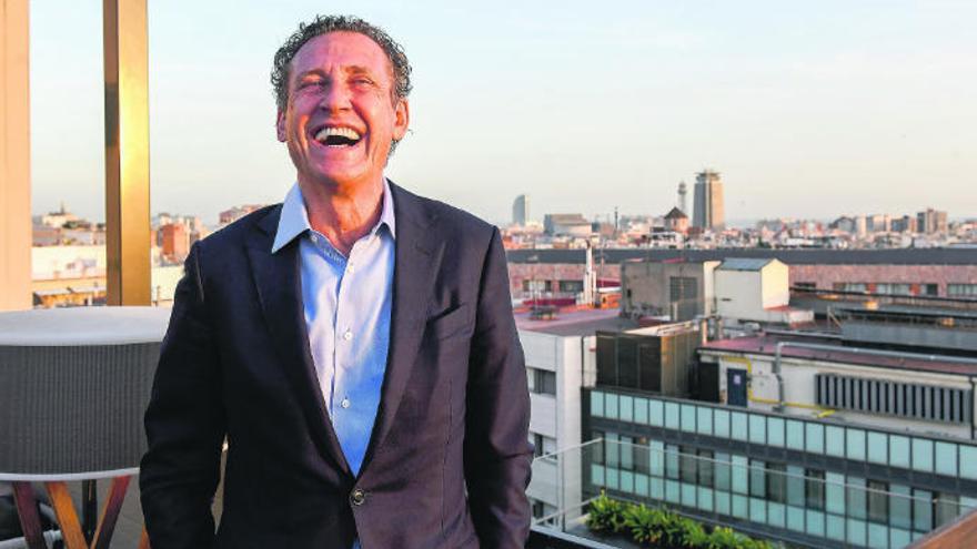 La alegría de Jorge Valdano, con Barcelona al fondo.