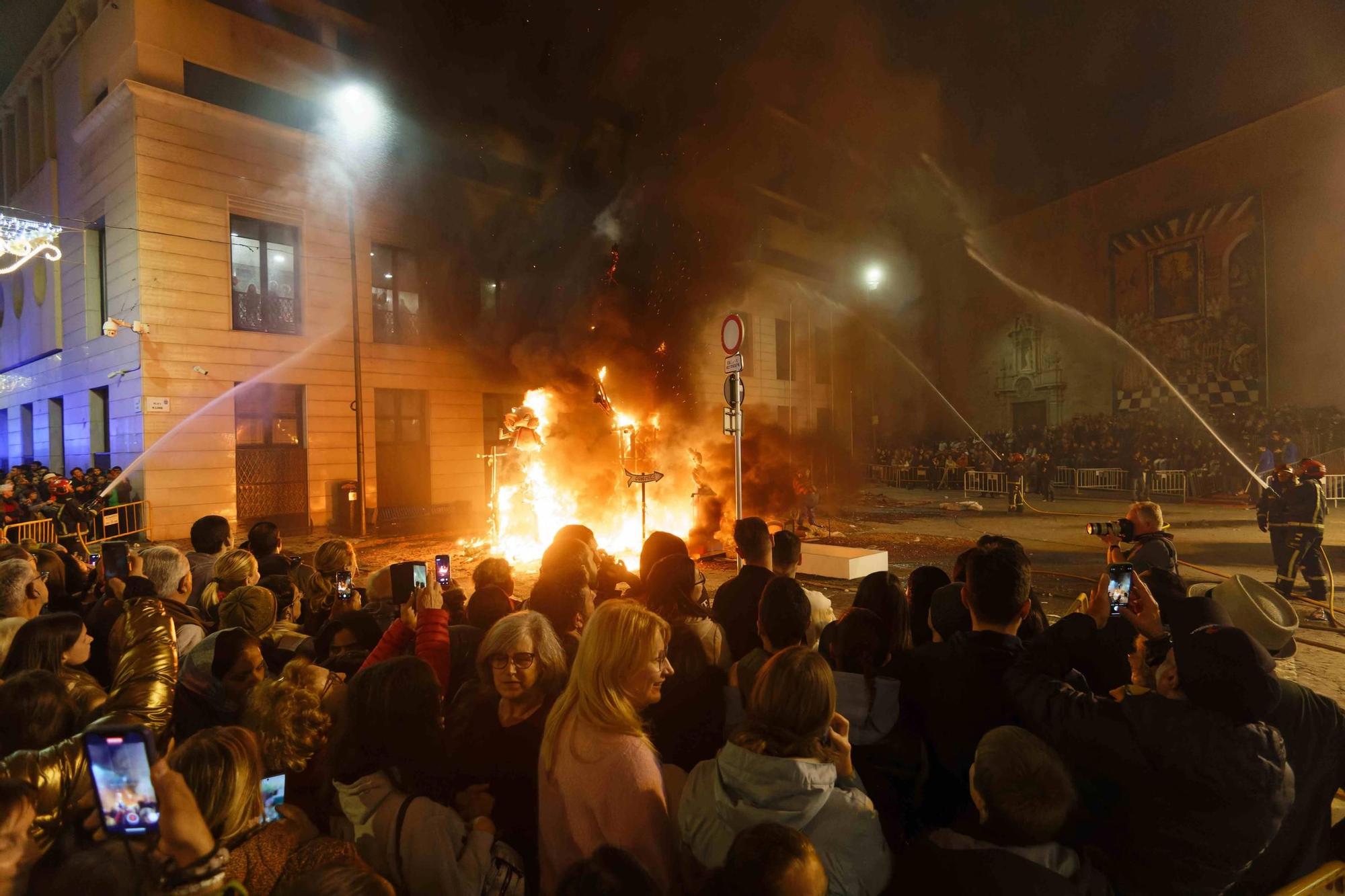 Galería de fotos de la 'cremà' de las Fallas de Burriana 2024