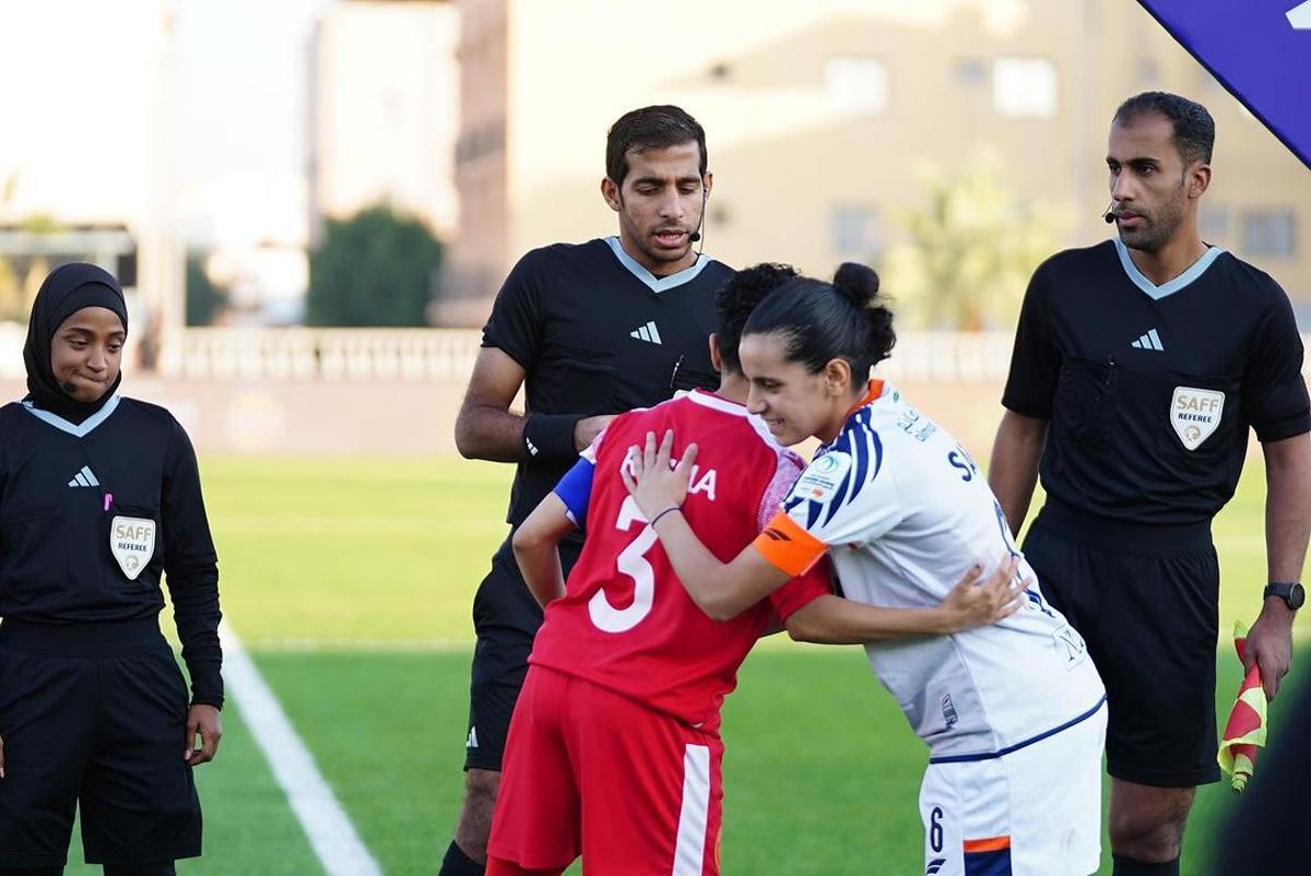 Dos jugadoras se saludan antes de la disputa de un partido de la liga saudí.