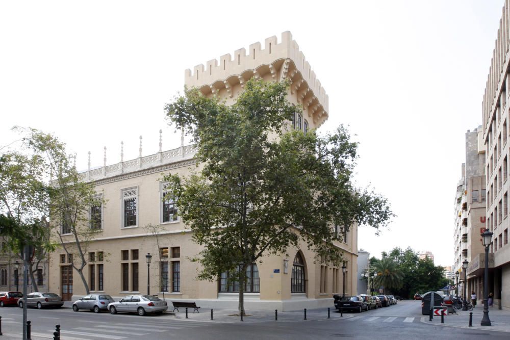 Palacio de la Exposición (1909) - Plaza de Galicia/calle Amadeo de Saboya. Fue construido con carácter eventual para albergar el salón de recepciones de la Exposición Regional de 1909 y  representa, junto con la Lactancia y la Tabacalera, el legado arquitectónico de la Exposición Regional Valenciana de 1909.