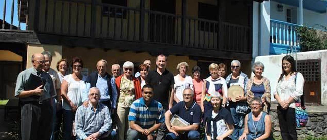 Foto de familia de los participantes en la casa natal del Padre Galo, con los religiosos en el centro.