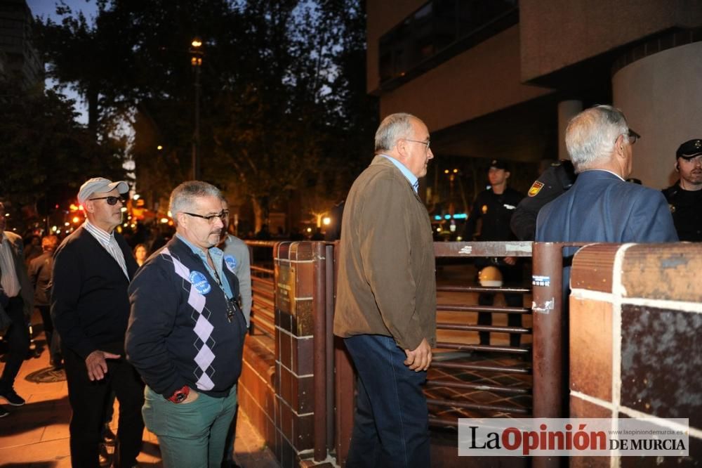 La noche de protesta de los agricultores se pasa con migas