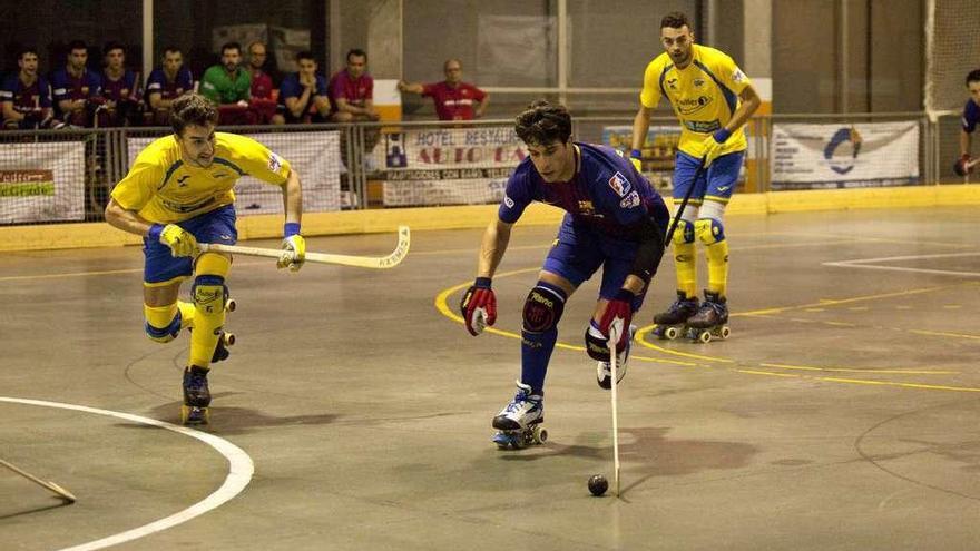 Una acción del encuentro que enfrentó al Asturhockey y al Barcelona en Grado.