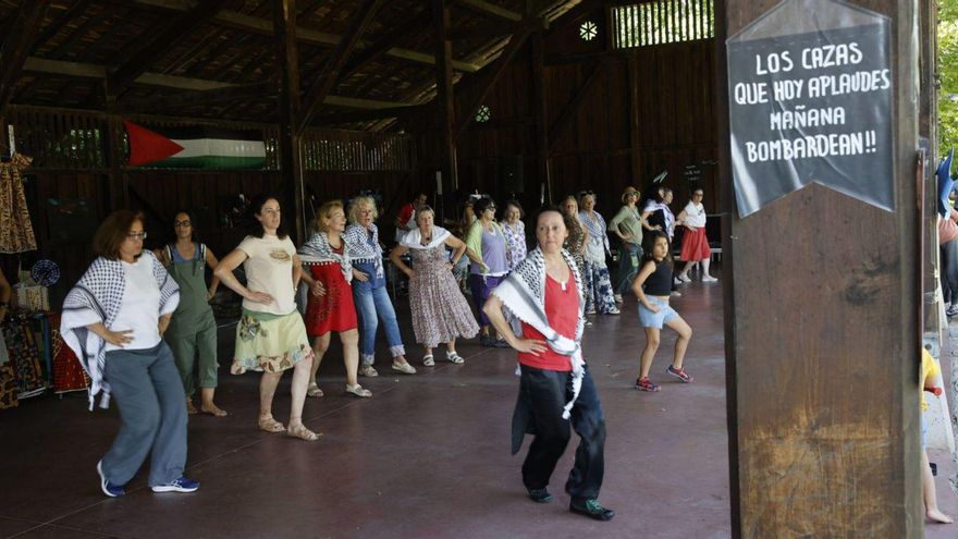 Varios grupos de mujeres, ayer, bailando durante el certamen. | JUAN PLAZA