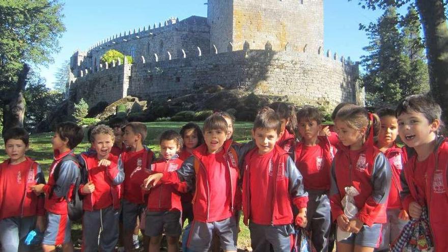 Los alumnos del colegio San José en el castillo de Soutomaior. // FdV