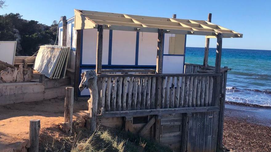La oposición pide una solución para los quioscos de playa de Formentera