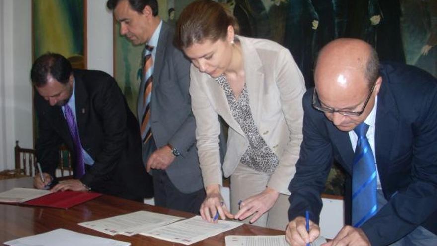 La subdelegada, el presidente de la Diputación y los alcaldes, en la firma.