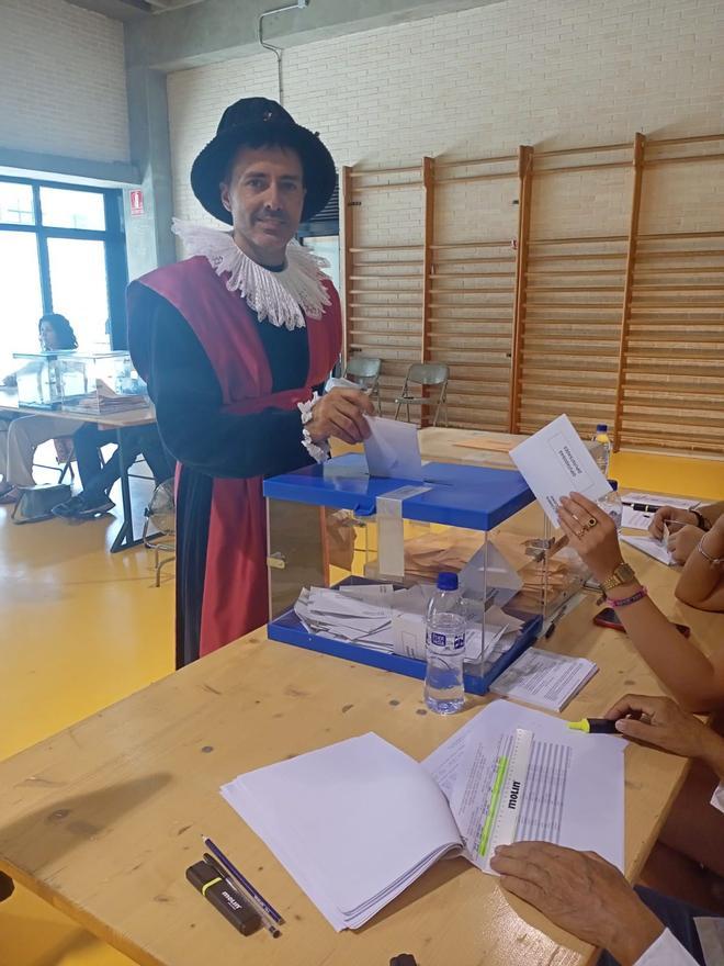 El alcalde de Tortosa (Tarragona), Jordi Jordan, vota en las elecciones generales