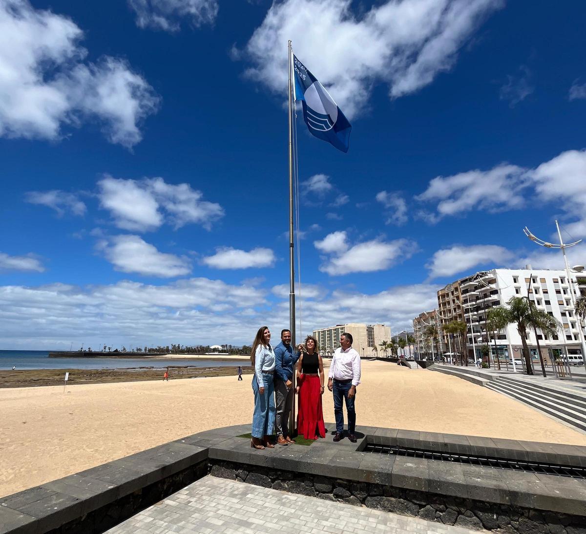 Izada la Bandera Azul 2024 en la playa de El Reducto, en Arrecife, este jueves, 27 de junio.