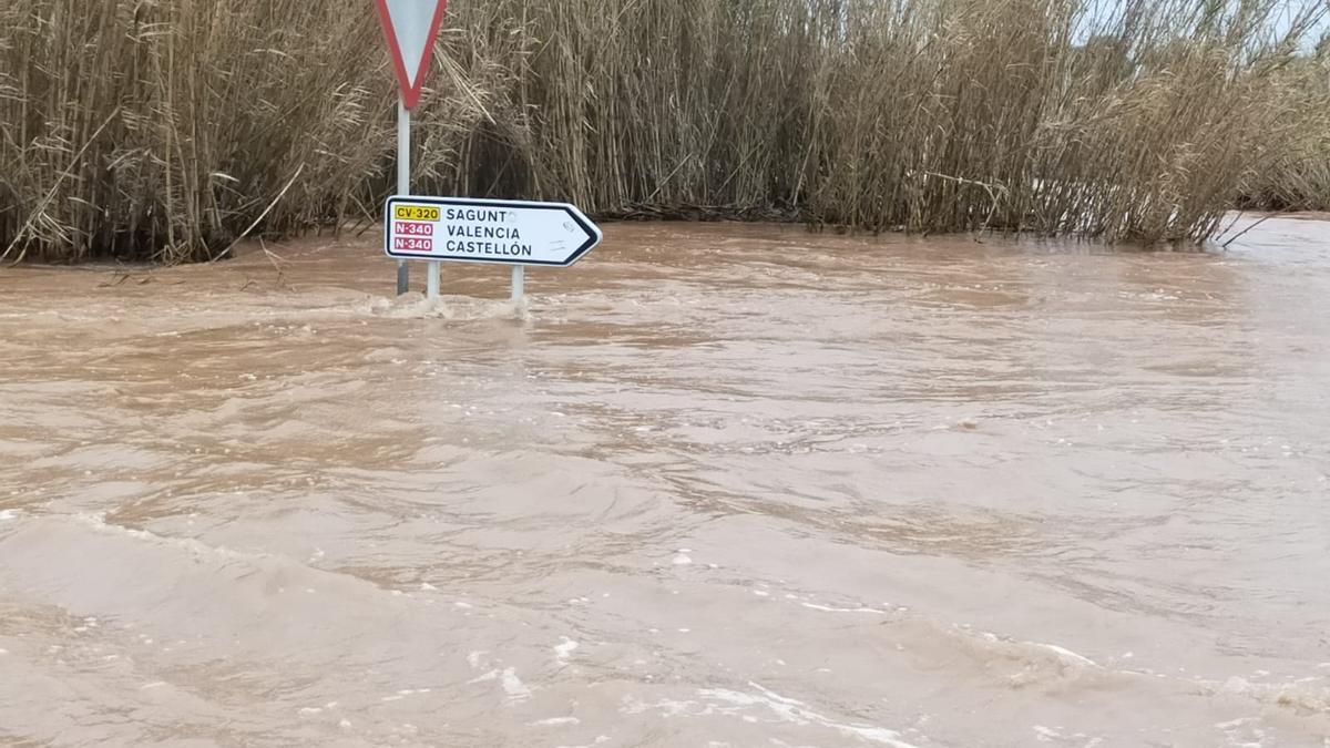 El agua ha inundado la zona cercana al delta.