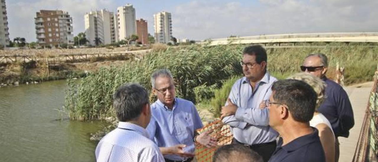 Miguel Ángel Ródenas y José Miguel Saval visitan la antigua desembocadura acompañados del alcalde y otros ediles de Guardamar.