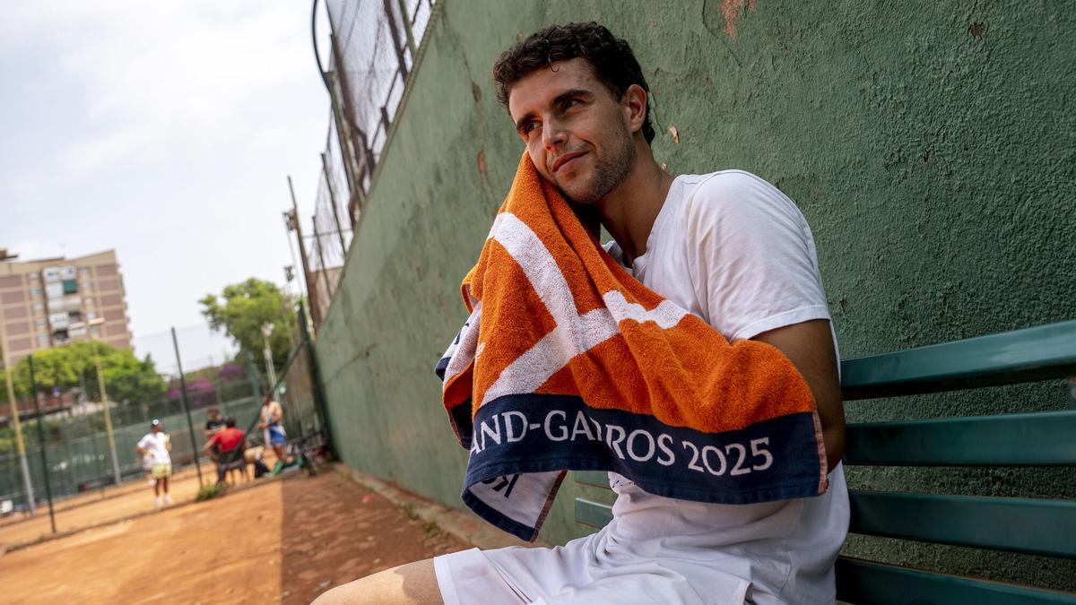 El joven tenista Pol Martín Tiffon, al finalizar su entrenamiento en las pistas del Club Deportivo Hispano Francés.