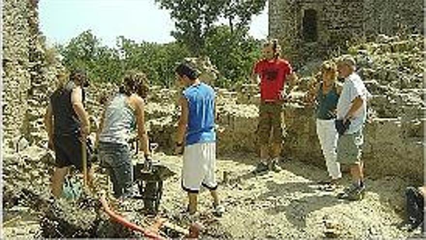 L&#039;alcaldessa de Vidreres, Ruth Rosique, de visita a les excavacions.