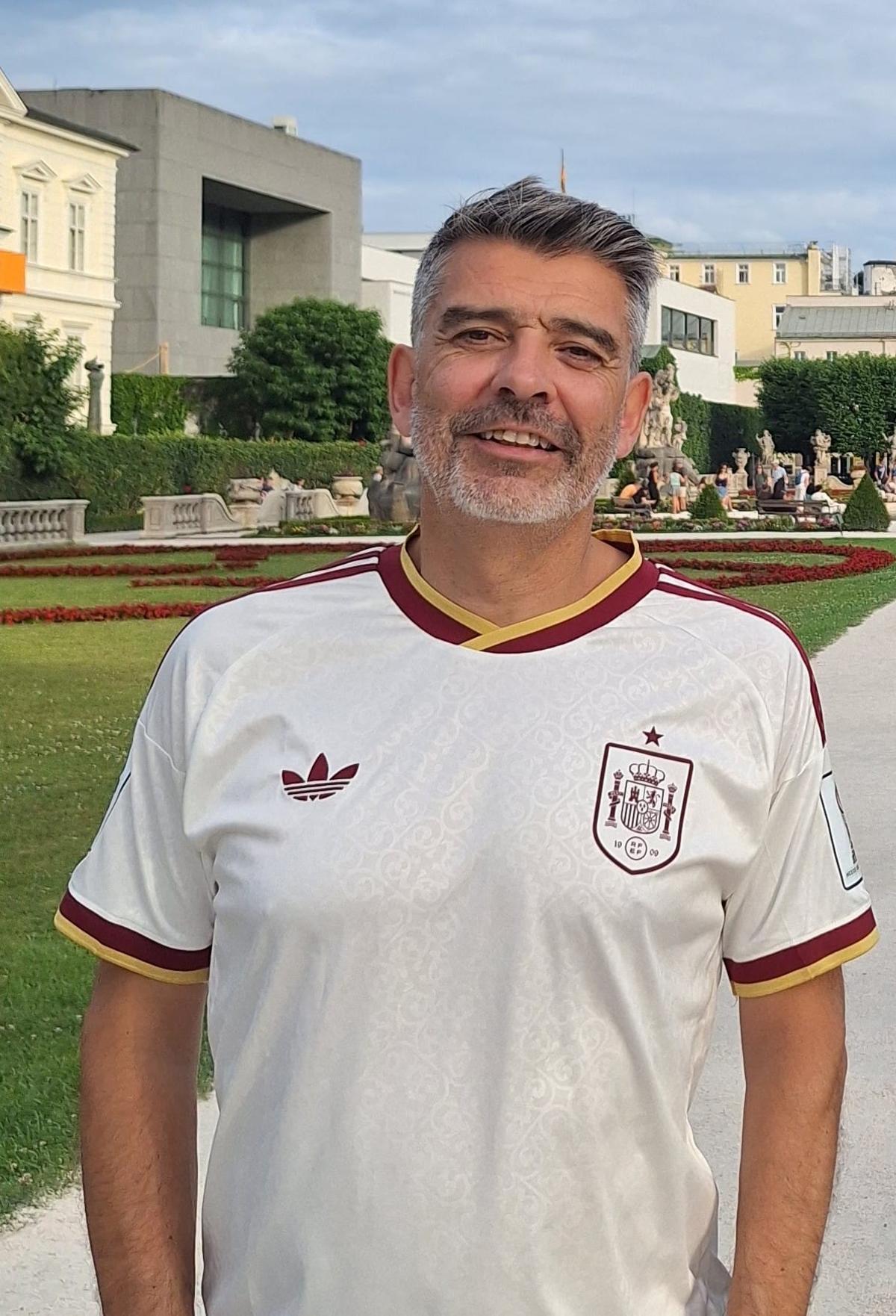 Pablo Blázquez, profesor de Secundaria en Badajoz, destaca que la ayuda permite a su familia mantener a una persona en casa, conciliar y tener la contratación regularizada.