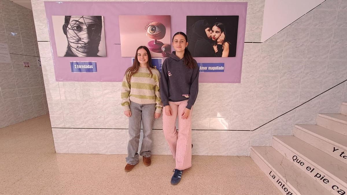 Eva María Sánchez y Jimena Gutiérrez frente a una exposición hecha con motivo del 25N