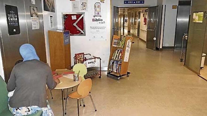 El ´Biblio-racó´ cumple 4 años en el Hospital de Manacor