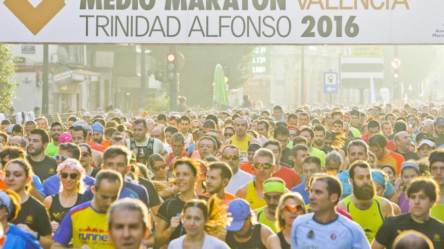 La organización de la carrera habilita zonas de aparcamiento para los corredores y seguidores.