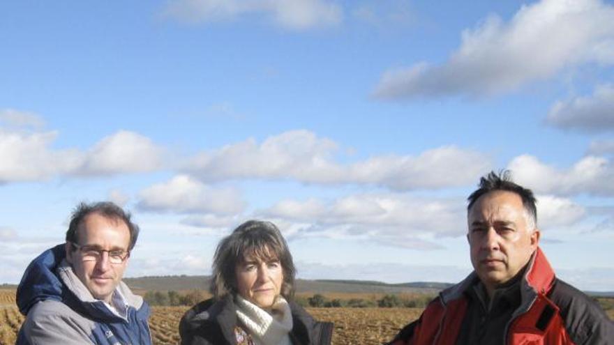 La alcaldesa de Ayoó, Sofía Tostón, ayer, junto a dos de los socios europeos del proyecto desarrollado en terrenos de Congosta.