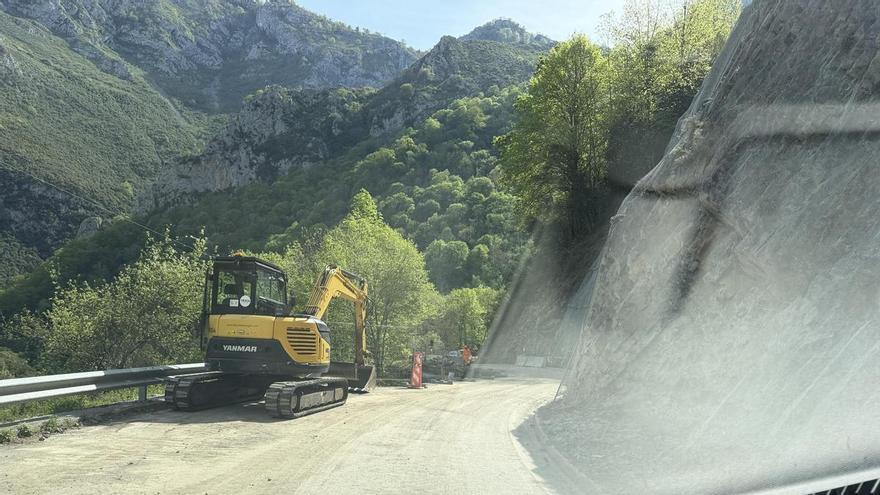 Reabiertos los dos carriles de la carretera que conduce de Puente Vidosa a Viegu, en Ponga, afectada por un gigantesco argayo en febrero