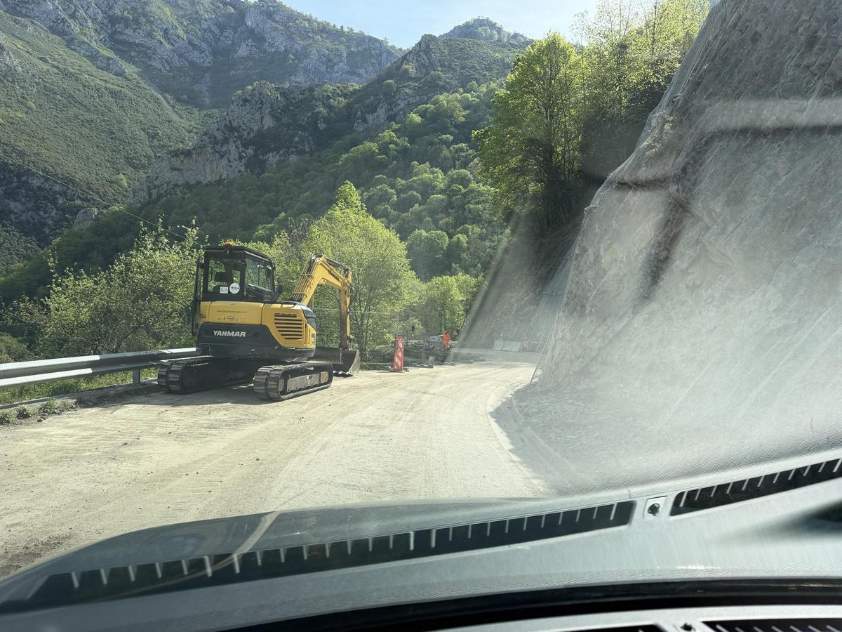 Obras de reparación del argayo en la carretera PO-2, tomada el pasado 17 de abril.