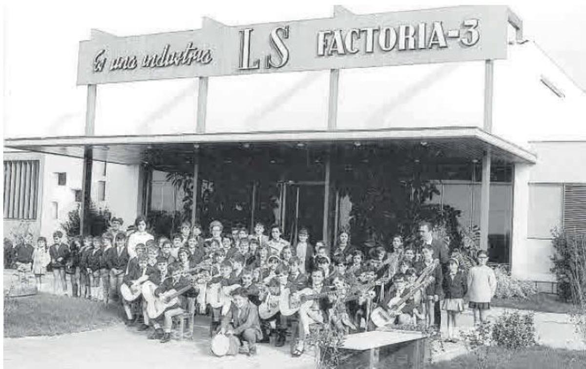 Visita de los niños de San Ildefonso a una de las factorías de Avidesa.