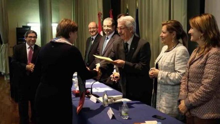 El rector de la UNED, Alejandro Tiana, junto a la alcaldesa, Rosa Valdeón, entrega un diploma a una estudiante zamorana.