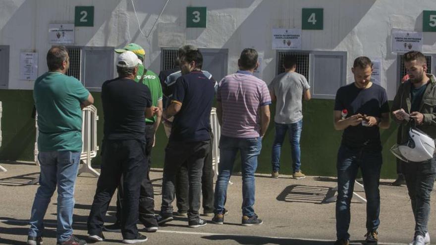 Aficionados del Elche haciendo cola esta mañana para comprar entradas