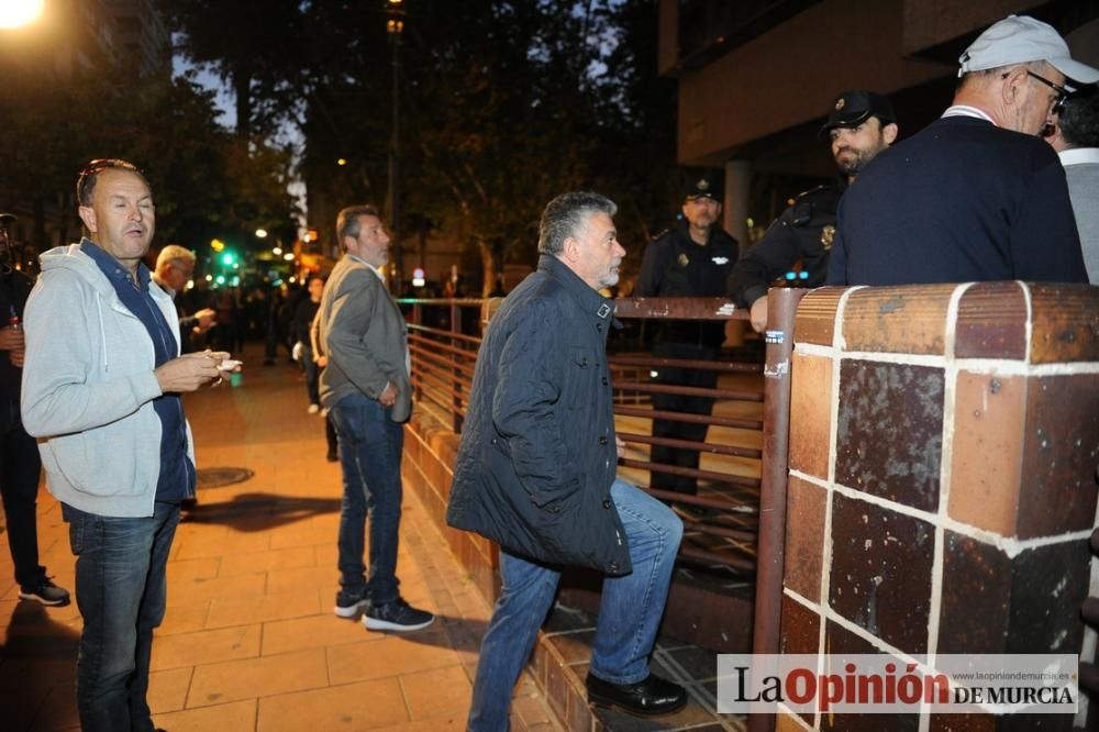 La noche de protesta de los agricultores se pasa con migas