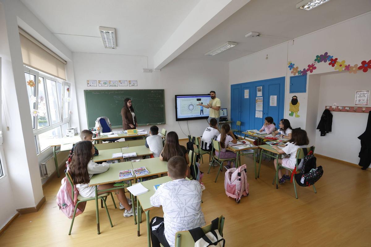 Noelia Fernández y David Iglesias con alumnado de 3º y 4º de Primaria en el colegio Ventura de la Paz Suárez de La Arena.