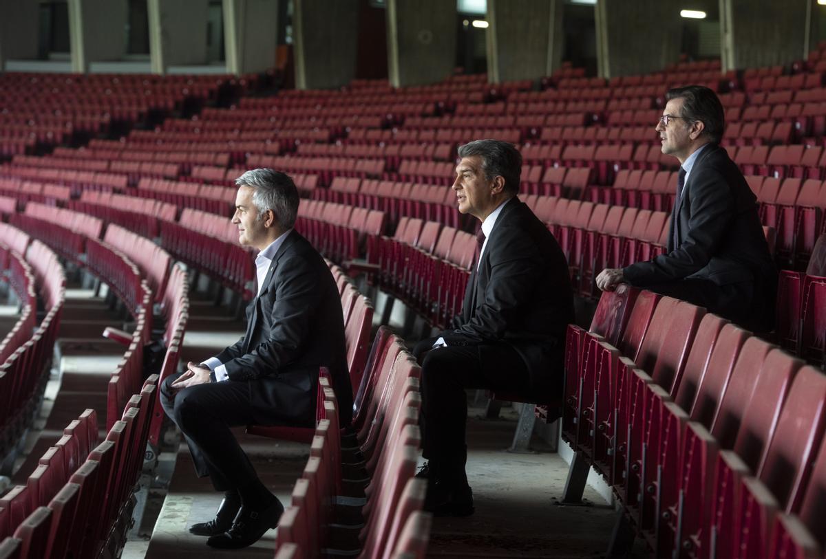 Los tres candidatos a la presidencia del Barça miran al césped del Camp Nou.