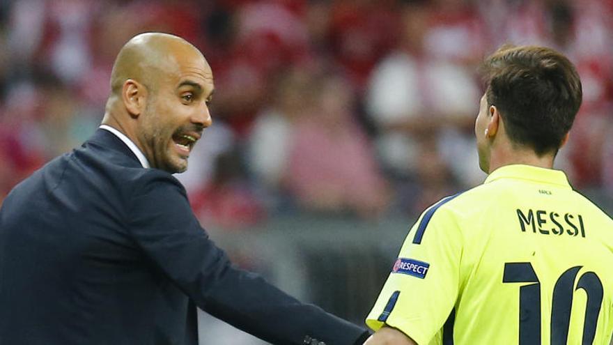 Guardiola y Messi se saludan antes del partido.