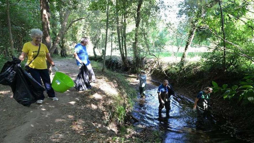 Voluntarios de la asociación Vaipolorío en una jornada de limpieza del cauce. // Gustavo Santos