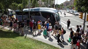 Barcelona comença a aplicar el veto als autobusos a la zona de la Sagrada Família.