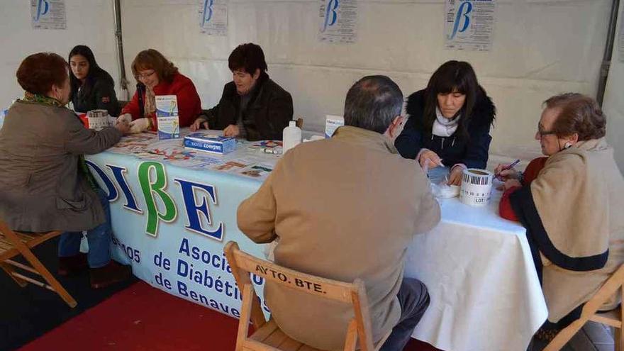 Voluntarios de Adibe realizando pruebas de glucosa en sangre en la carpa instalada en Santa María.